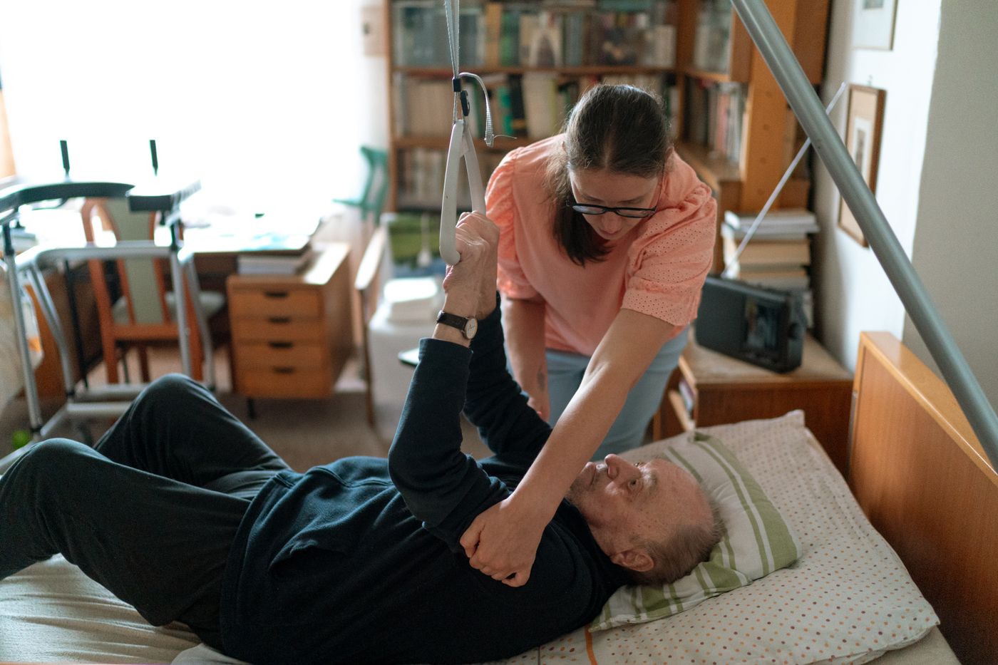 Une intervenante accompagne un monsieur âgé à son domicile