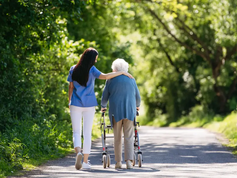 Promenade en extérieur avec une personne en fauteuil roulant